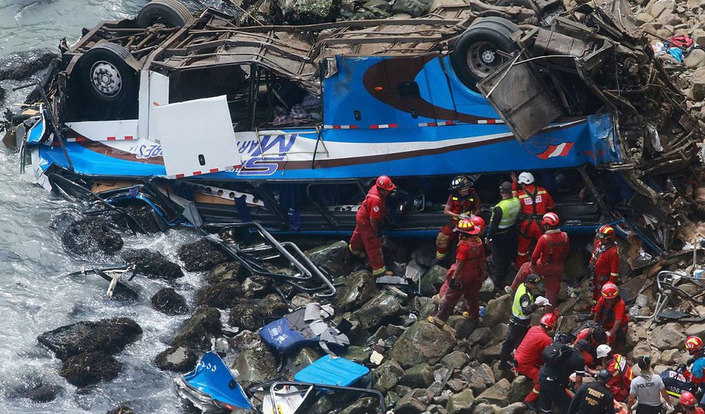 Pelo menos 25 pessoas morreram e outras 30 ficaram feridas depois que um ônibus caiu em uma encosta próxima ao mar na região conhecida como Pasamayo, no norte de Lima, capital do Peru; "As mortes superam 25, mas ainda não temos números precisos", declarou o chefe da polícia rodoviária, Dino Escudero; acidente aconteceu na rodovia Pan-Americana Norte, a cerca de 45 quilômetros de Lima, em um trecho conhecido como curva do diabo, que passa por uma região montanhosa sobre o Oceano Pacífico (Foto: Paulo Emílio) Pelo menos 25 pessoas morreram e outras 30 ficaram feridas depois que um ônibus caiu em uma encosta próxima ao mar na região conhecida como Pasamayo, no norte de Lima, capital do Peru; "As mortes superam 25, mas ainda não temos números precisos", declarou o chefe da polícia rodoviária, Dino Escudero; acidente aconteceu na rodovia Pan-Americana Norte, a cerca de 45 quilômetros de Lima, em um trecho conhecido como curva do diabo, que passa por uma região montanhosa sobre o Oceano Pacífico