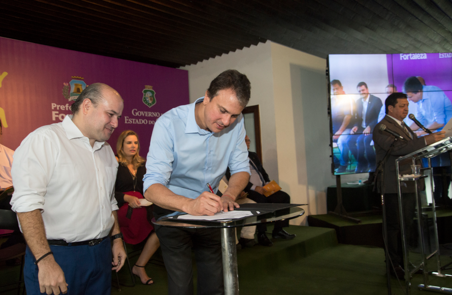 O governador Camilo Santana (PT) e o prefeito de Fortaleza, Roberto Cláudio (PDT), apresentaram nesta terça (20) o Plano de Investimento na Área de Saúde, que contará com orçamento de R$ 528,5 milhões para a implantação de seis novas policlínicas, postos de saúde e ampliação de hospitais, como o IJF 2, Hospital de Messejana e Maternidade Dra. Zilda Arns Neumann, entre outros. “Ao longo desses três anos, o Ceará tem ampliado os investimentos em saúde, mesmo em um cenário de crise. O desafio é manter os investimentos”, disse Camilo (Foto: Rodrigo Rocha) O governador Camilo Santana (PT) e o prefeito de Fortaleza, Roberto Cláudio (PDT), apresentaram nesta terça (20) o Plano de Investimento na Área de Saúde, que contará com orçamento de R$ 528,5 milhões para a implantação de seis novas policlínicas, postos de saúde e ampliação de hospitais, como o IJF 2, Hospital de Messejana e Maternidade Dra. Zilda Arns Neumann, entre outros. “Ao longo desses três anos, o Ceará tem ampliado os investimentos em saúde, mesmo em um cenário de crise. O desafio é manter os investimentos”, disse Camilo