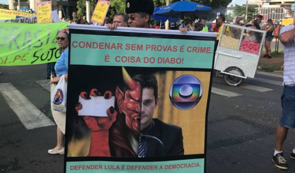 Mais antigo bloco de carnaval de Brasília (criado em 1978), o tradicional Pacotão saiu pelas ruas de Brasília pela segunda e última vez nesta terça-feira, 13; como já era de se esperar, Michel Temer é um dos alvos principais da turma, que preparou uma marchinha oficial intitulada "O presidente despirocado" – obviamente, o peemedebista é o protagonista da peça; além das menções a Temer e seu homem da mala, Rodrigo Rocha Loures, teve defensor de Lula que comparou o juiz Sérgio Moro, responsável pela condenação do petista, ao diabo (Foto: Aquiles Lins) Mais antigo bloco de carnaval de Brasília (criado em 1978), o tradicional Pacotão saiu pelas ruas de Brasília pela segunda e última vez nesta terça-feira, 13; como já era de se esperar, Michel Temer é um dos alvos principais da turma, que preparou uma marchinha oficial intitulada "O presidente despirocado" – obviamente, o peemedebista é o protagonista da peça; além das menções a Temer e seu homem da mala, Rodrigo Rocha Loures, teve defensor de Lula que comparou o juiz Sérgio Moro, responsável pela condenação do petista, ao diabo