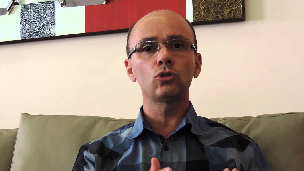 O cientista político mineiro Robson Sávio de Souza comenta as derrotas e avanços políticos do campo progressista em 2017 e diz que 2018 será um ano fundamental para a reconquista da democracia no Brasil; para ele, os setores democráticos devem lutar para que haja eleições e que todos os candidatos possam concorrer, sem que o Poder Judiciário interfira no pleito presidencial do ano que vem (Foto: Charles Nisz) O cientista político mineiro Robson Sávio de Souza comenta as derrotas e avanços políticos do campo progressista em 2017 e diz que 2018 será um ano fundamental para a reconquista da democracia no Brasil; para ele, os setores democráticos devem lutar para que haja eleições e que todos os candidatos possam concorrer, sem que o Poder Judiciário interfira no pleito presidencial do ano que vem