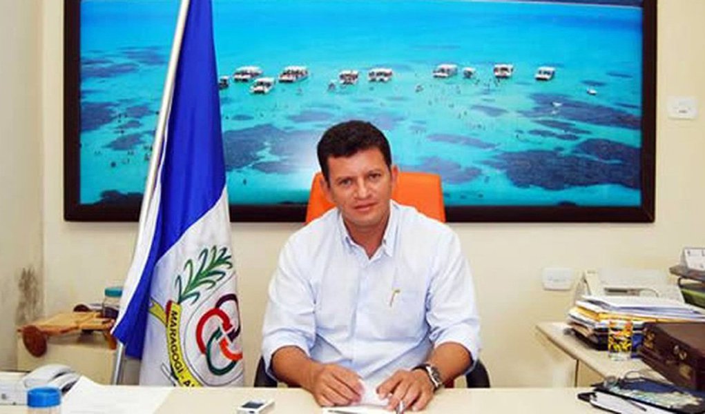 O Ministério Público Federal (MPF) em Alagoas ingressou com ação de improbidade administrativa contra o ex-prefeito do município de Maragogi Marcos José Dias Viana, conhecido como Marcos Madeira, e o empresário Roberto Antônio da Graça Lopes, sócio da empresa Premium Construções LTDA; Ambos são acusados de prejuízo ao erário praticados nos anos de 2005 e 2006, período em que Marcos foi prefeito da cidade (2005-2012) (Foto: Charles Nisz) O Ministério Público Federal (MPF) em Alagoas ingressou com ação de improbidade administrativa contra o ex-prefeito do município de Maragogi Marcos José Dias Viana, conhecido como Marcos Madeira, e o empresário Roberto Antônio da Graça Lopes, sócio da empresa Premium Construções LTDA; Ambos são acusados de prejuízo ao erário praticados nos anos de 2005 e 2006, período em que Marcos foi prefeito da cidade (2005-2012)