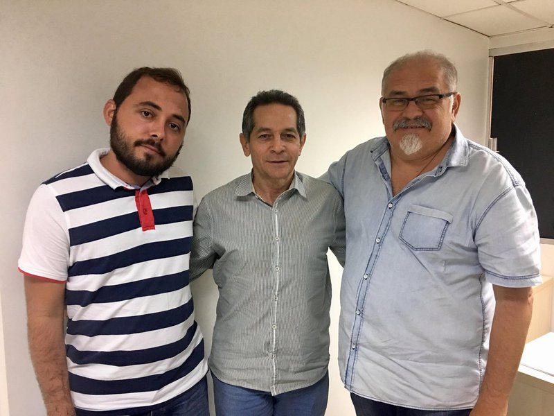 O deputado estadual Heitor Férrer (PSB) recebeu, na manhã desta sexta (19) em seu gabinete na Assembleia, a visita do coordenador nacional da Rede Sustentabilidade, Pedro Ivo, e do porta-voz do partido no Ceará, Wesley Diógenes. O parlamentar afirmou que, embora não tenha intenção de deixar seu partido, poderá filiar-se à Rede, dependendo de conversas sobre o cenário local e nacional para as eleições deste ano (Foto: Rodrigo Rocha) O deputado estadual Heitor Férrer (PSB) recebeu, na manhã desta sexta (19) em seu gabinete na Assembleia, a visita do coordenador nacional da Rede Sustentabilidade, Pedro Ivo, e do porta-voz do partido no Ceará, Wesley Diógenes. O parlamentar afirmou que, embora não tenha intenção de deixar seu partido, poderá filiar-se à Rede, dependendo de conversas sobre o cenário local e nacional para as eleições deste ano