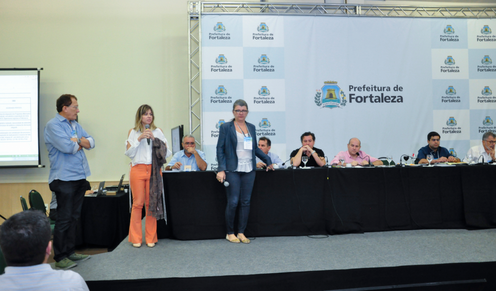 O prefeito Roberto Cláudio (PDT) esteve reunido com o secretários municipais durante fim de semana, para organizar o cronograma de execução relativo a ações e metas prioritárias da gestão. Eentre elas estão a instalação de Células de Proteção Comunitária em Fortaleza, a entrega do Hospital Nossa Senhora da Conceição e do IJF II e de 16 novas unidades de educação infantil (Foto: Rodrigo Rocha) O prefeito Roberto Cláudio (PDT) esteve reunido com o secretários municipais durante fim de semana, para organizar o cronograma de execução relativo a ações e metas prioritárias da gestão. Eentre elas estão a instalação de Células de Proteção Comunitária em Fortaleza, a entrega do Hospital Nossa Senhora da Conceição e do IJF II e de 16 novas unidades de educação infantil