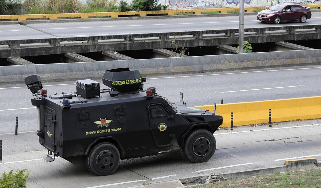 Autoridades venezuelanas prenderam cinco membros de uma "célula terrorista" conectada ao piloto policial rebelde de helicóptero Oscar Perez e mataram vários outros militantes durante um tiroteio em uma área pobre nos arredores de Caracas; Perez apareceu com o rosto ensanguentado em quase uma dúzia de vídeos dramáticos postados no Instagram, dizendo que estava cercado pelas autoridades, que atiravam contra ele com lançadores de granadas; televisão estatal informou que dois policiais morreram, mas não especificou o destino de Perez (Foto: Paulo Emílio) Autoridades venezuelanas prenderam cinco membros de uma "célula terrorista" conectada ao piloto policial rebelde de helicóptero Oscar Perez e mataram vários outros militantes durante um tiroteio em uma área pobre nos arredores de Caracas; Perez apareceu com o rosto ensanguentado em quase uma dúzia de vídeos dramáticos postados no Instagram, dizendo que estava cercado pelas autoridades, que atiravam contra ele com lançadores de granadas; televisão estatal informou que dois policiais morreram, mas não especificou o destino de Perez