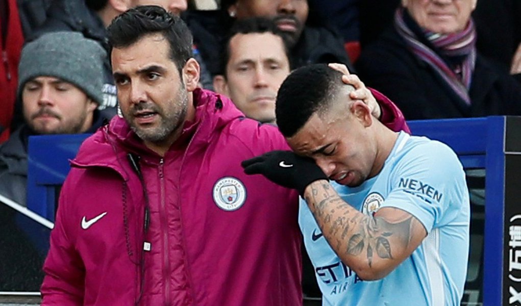 Atacante brasileiro do Manchester City, que sofreu uma lesão no pé em fevereiro que lhe deixou fora dos campos por diversos meses na temporada passada, estava claramente abalado quando saiu de campo com uma lesão na perna para ser substituído por Sergio Aguero, após 22 minutos na partida do Campeonato Inglês (Foto: Gisele Federicce) Atacante brasileiro do Manchester City, que sofreu uma lesão no pé em fevereiro que lhe deixou fora dos campos por diversos meses na temporada passada, estava claramente abalado quando saiu de campo com uma lesão na perna para ser substituído por Sergio Aguero, após 22 minutos na partida do Campeonato Inglês