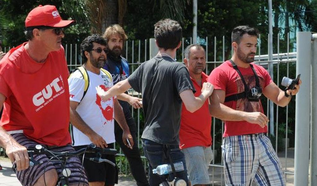 O youtubber Arthur do Val, do canal "Mamãe Falei", foi expulso do acampamento montado pelos apoiadores do ex-presidente Luiz Inácio Lula da Silva, no Anfiteatro Pôr do Sol, na tarde desta quarta-feira (24), em Porto Alegre; integrante do Movimento Brasil Livre (MBL), Val gravou um vídeo apresentando os argumentos pelos quais é favorável à condenação de Lula e foi cercado pelos manifestantes, que pediram que ele deixasse o local (Foto: Charles Nisz) O youtubber Arthur do Val, do canal "Mamãe Falei", foi expulso do acampamento montado pelos apoiadores do ex-presidente Luiz Inácio Lula da Silva, no Anfiteatro Pôr do Sol, na tarde desta quarta-feira (24), em Porto Alegre; integrante do Movimento Brasil Livre (MBL), Val gravou um vídeo apresentando os argumentos pelos quais é favorável à condenação de Lula e foi cercado pelos manifestantes, que pediram que ele deixasse o local
