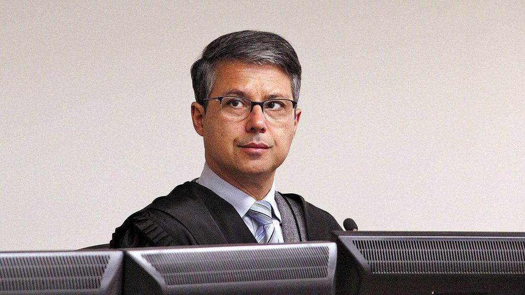 O voto final do desembargador Vitor Laus no julgamento do recurso do ex-presidente Lula no processo relativo ao tríplex do Guarujá foi uma louvação ao juiz federal Sérgio Moro e aos procuradores da Lava Jato; quem pensava que a conspiração era apenas colocar Michel Temer no poder, enganou-se, escreve o jornalista Fernando Brito: a ideia é impedir Lula de ser candidato e mesmo até de apoiar alguém (Foto: Charles Nisz) O voto final do desembargador Vitor Laus no julgamento do recurso do ex-presidente Lula no processo relativo ao tríplex do Guarujá foi uma louvação ao juiz federal Sérgio Moro e aos procuradores da Lava Jato; quem pensava que a conspiração era apenas colocar Michel Temer no poder, enganou-se, escreve o jornalista Fernando Brito: a ideia é impedir Lula de ser candidato e mesmo até de apoiar alguém