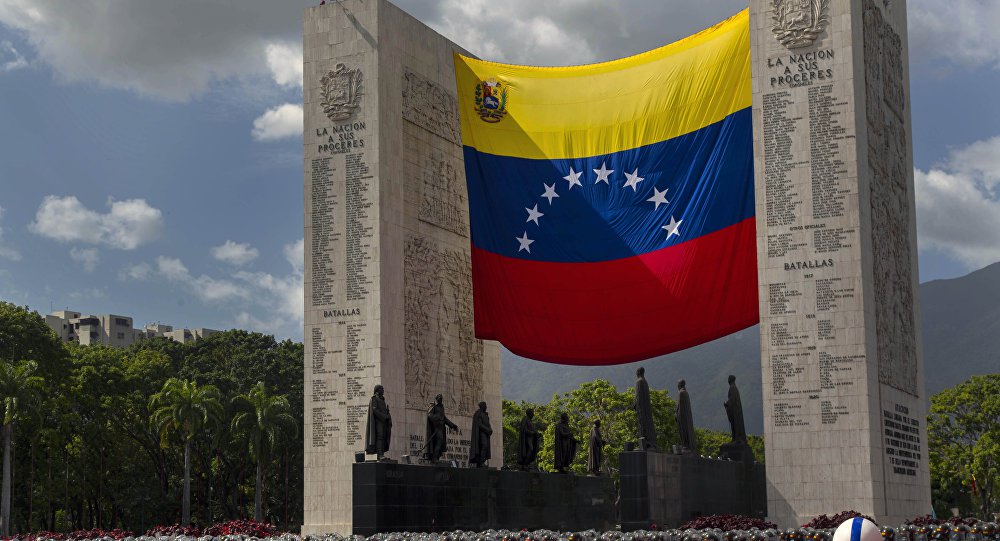 O ministro da Defesa da Venezuela, Vladimir Padrino López, declarou que as sanções do governo dos EUA contra os militares venezuelanos não conseguem intimidar a honra da Força Armada Nacional Bolivariana; Padrino López descreveu como "ligeiros e aberrantes" os comentários da porta-voz do Departamento de Estado dos EUA, Heather Nauert, na qual indicou que os funcionários venezuelanos podem evitar sanções ao cumprir o estado de direito (Foto: Gisele Federicce) O ministro da Defesa da Venezuela, Vladimir Padrino López, declarou que as sanções do governo dos EUA contra os militares venezuelanos não conseguem intimidar a honra da Força Armada Nacional Bolivariana; Padrino López descreveu como "ligeiros e aberrantes" os comentários da porta-voz do Departamento de Estado dos EUA, Heather Nauert, na qual indicou que os funcionários venezuelanos podem evitar sanções ao cumprir o estado de direito