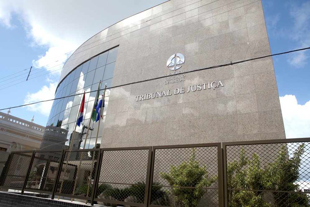 Com base nos dados publicados no Portal da Transparência, no mês de dezembro de 2017, quando normalmente o trabalhador recebe algumas gratificações e a parcela do 13º salário, vários magistrados alagoanos receberam salário líquido de mais de R$ 150 mil; levantamento feito com dados disponibilizados pelo Conselho Nacional de Justiça (CNJ) mostra que 55% dos juízes alagoanos ficaram acima do teto constitucional (Foto: Voney Malta) Com base nos dados publicados no Portal da Transparência, no mês de dezembro de 2017, quando normalmente o trabalhador recebe algumas gratificações e a parcela do 13º salário, vários magistrados alagoanos receberam salário líquido de mais de R$ 150 mil; levantamento feito com dados disponibilizados pelo Conselho Nacional de Justiça (CNJ) mostra que 55% dos juízes alagoanos ficaram acima do teto constitucional