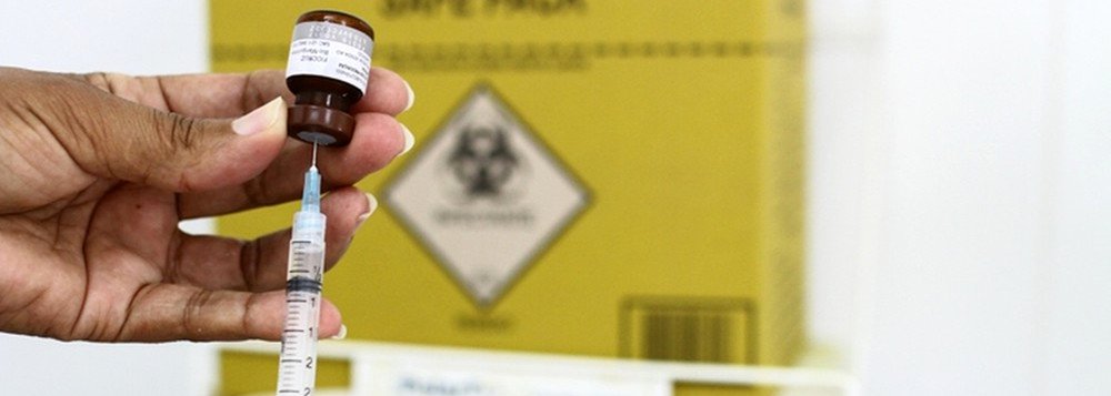 A Organização Panamericana de Saúde (Opas) divulgou um informe em que alerta para o aumento de casos de febre amarela no Brasil, admite que há limitação no número de vacinas e destaca que o número de casos registrados na região no último ano é o maior em décadas; no documento, a entidade informa que só no Brasil foram catalogados 777 casos da doença, com 61 mortes e 1659 casos em animais no período entre o segundo semestre de 2016 e junho de 2017 (Foto: Leonardo Lucena) A Organização Panamericana de Saúde (Opas) divulgou um informe em que alerta para o aumento de casos de febre amarela no Brasil, admite que há limitação no número de vacinas e destaca que o número de casos registrados na região no último ano é o maior em décadas; no documento, a entidade informa que só no Brasil foram catalogados 777 casos da doença, com 61 mortes e 1659 casos em animais no período entre o segundo semestre de 2016 e junho de 2017