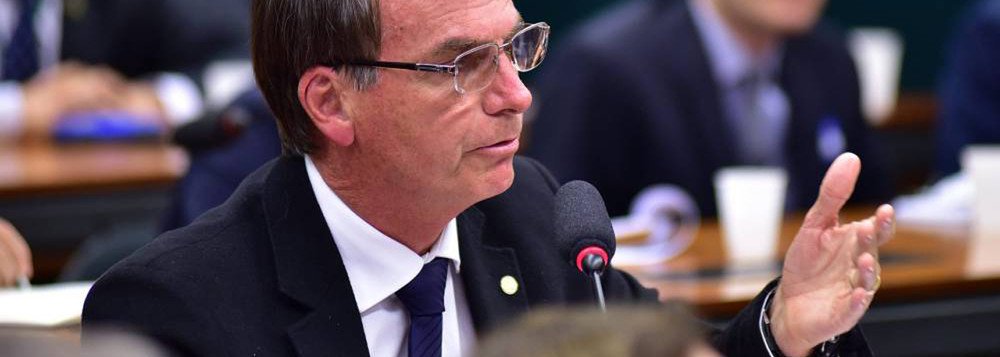 Com a tentativa de viabilizar o seu nome para a eleição presidencial, o deputado federal Jair Bolsonaro (PSC-RJ) aumentou seus gastos com passagens aéreas pagas com dinheiro público da Câmara dos Deputados; segundo levantamento feito pelo Estadão/Broadcast, nesta legislatura (entre 2015 e 2017), o parlamentar gastou 39% mais com passagens custeadas pela Câmara do que no período anterior (de 2011 a 2014): passou de R$ 261 mil para R$ 362 mil (Foto: Leonardo Lucena) Com a tentativa de viabilizar o seu nome para a eleição presidencial, o deputado federal Jair Bolsonaro (PSC-RJ) aumentou seus gastos com passagens aéreas pagas com dinheiro público da Câmara dos Deputados; segundo levantamento feito pelo Estadão/Broadcast, nesta legislatura (entre 2015 e 2017), o parlamentar gastou 39% mais com passagens custeadas pela Câmara do que no período anterior (de 2011 a 2014): passou de R$ 261 mil para R$ 362 mil