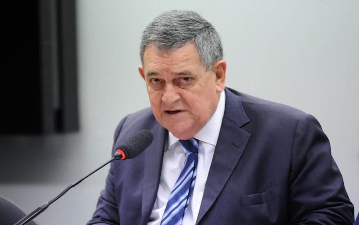 Com o objetivo de proibir qualquer tramitação de emenda constitucional na Câmara e no Senado enquanto estiver em vigor a intervenção federal no Rio de Janeiro, o deputado Arnaldo Faria de Sá (PTB-SP) e o senador Paulo Paim (PT-RS) entraram, no domingo (18), com liminar no STF; a ação é motivada após pronunciamento de Michel Temer na exta-feira (16), quando anunciou que poderia suspender a intervenção para pôr em votação a “reforma da Previdência (Foto: Charles Nisz) Com o objetivo de proibir qualquer tramitação de emenda constitucional na Câmara e no Senado enquanto estiver em vigor a intervenção federal no Rio de Janeiro, o deputado Arnaldo Faria de Sá (PTB-SP) e o senador Paulo Paim (PT-RS) entraram, no domingo (18), com liminar no STF; a ação é motivada após pronunciamento de Michel Temer na exta-feira (16), quando anunciou que poderia suspender a intervenção para pôr em votação a “reforma da Previdência