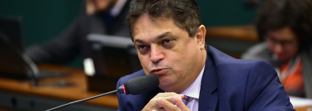 A defesa do deputado federal João Rodrigues (PSD-SC), preso, no aeroporto de Guarulhos (SP), que vai requerer que o parlamentar cumpra pena em Brasília (DF), pois, de acordo com o advogado Marlon Berlon, o parlamentar poderá cumprir o mandato dele; a defesa também informou que, após a publicação do acórdão do julgamento do congressista, será solicitado o decreto de prescrição da pena; O TRF-4 condenou João Rodrigues a cinco anos e três meses em regime semiaberto em 2009, por fraude e por dispensa irregular de solicitação (Foto: Leonardo Lucena) A defesa do deputado federal João Rodrigues (PSD-SC), preso, no aeroporto de Guarulhos (SP), que vai requerer que o parlamentar cumpra pena em Brasília (DF), pois, de acordo com o advogado Marlon Berlon, o parlamentar poderá cumprir o mandato dele; a defesa também informou que, após a publicação do acórdão do julgamento do congressista, será solicitado o decreto de prescrição da pena; O TRF-4 condenou João Rodrigues a cinco anos e três meses em regime semiaberto em 2009, por fraude e por dispensa irregular de solicitação