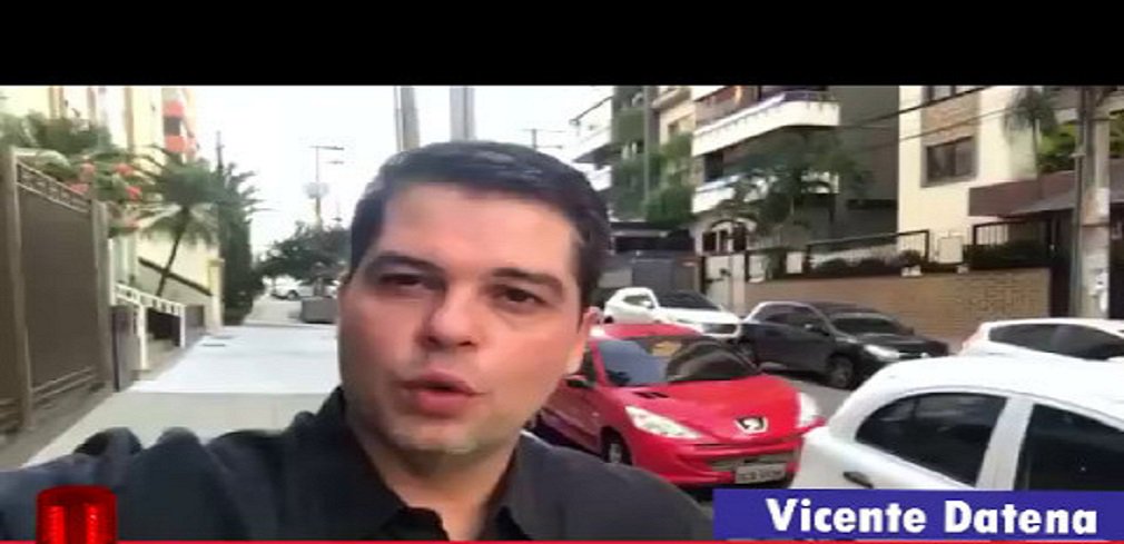 O Jornal Opção informa que o Vicente Datena, filho do apresentador José Luiz Datena, será candidato a deputado estadual este ano em Goiás; “Ele deve fazer dobradinha com o vereador Jorge Kajuru, que em princípio é candidato a deputado federal. Vicente ainda não definiu o partido pelo qual sairá candidato”, diz a nota; o filho mais famoso de Datena é Joel, que também é apresentador e já tem um trabalho consolidado na televisão goiana; Vicente atua mais nos bastidores, mas tem afinidade com a política e é muito ligado ao vereador Kajuru (Foto: José Barbacena) O Jornal Opção informa que o Vicente Datena, filho do apresentador José Luiz Datena, será candidato a deputado estadual este ano em Goiás; “Ele deve fazer dobradinha com o vereador Jorge Kajuru, que em princípio é candidato a deputado federal. Vicente ainda não definiu o partido pelo qual sairá candidato”, diz a nota; o filho mais famoso de Datena é Joel, que também é apresentador e já tem um trabalho consolidado na televisão goiana; Vicente atua mais nos bastidores, mas tem afinidade com a política e é muito ligado ao vereador Kajuru