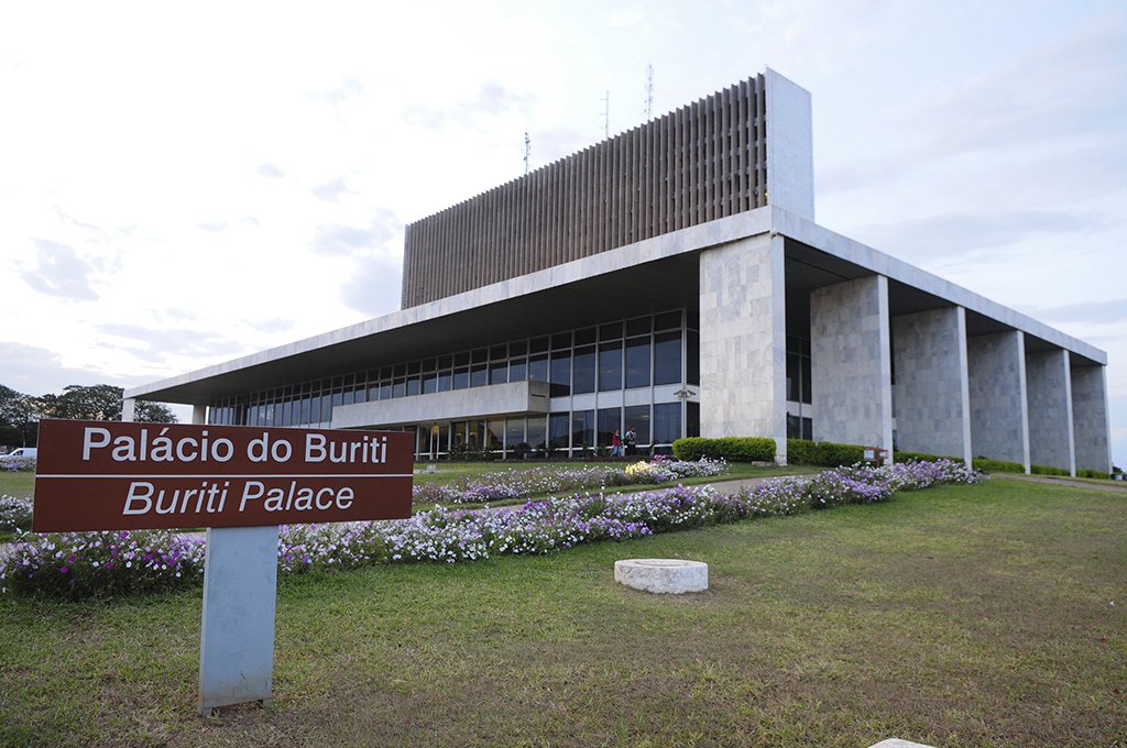 O governo do Distrito Federal depende de um aumento de 6% nas receitas tributárias até dezembro deste ano para cumprir, ao menos em parte, algumas promessas adiadas no mandato atual; de acordo com as planilhas do executivo, em 2018, o governo deve arrecadar R$ 15,66 bilhões em impostos; em 2017, a receita tributária foi de R$ 14,77 bilhões, cerca de R$ 890 milhões a menos que a nova projeção (Foto: Leonardo Lucena) O governo do Distrito Federal depende de um aumento de 6% nas receitas tributárias até dezembro deste ano para cumprir, ao menos em parte, algumas promessas adiadas no mandato atual; de acordo com as planilhas do executivo, em 2018, o governo deve arrecadar R$ 15,66 bilhões em impostos; em 2017, a receita tributária foi de R$ 14,77 bilhões, cerca de R$ 890 milhões a menos que a nova projeção