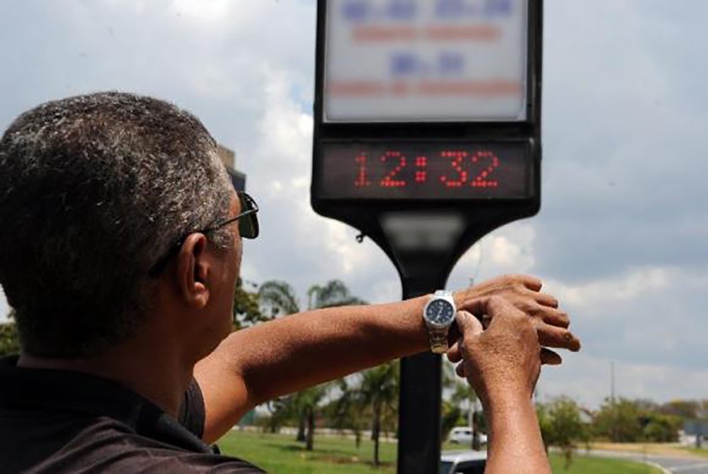 À meia-noite deste sábado (17), os moradores das regiões Sul, Sudeste e Centro-Oeste devem atrasar seus relógios. É o fim do horário de verão, que entrou em vigor no dia 15 de outubro do ano passado, com o objetivo de reduzir o consumo de energia elétrica entre as 18h e as 21h nas três regiões. Segundo o Ministério de Minas e Energia, o volume energético – e o respectivo valor monetário – poupado com a determinação deverá ser divulgado na próxima terça-feira (20) (Foto: Aquiles Lins) À meia-noite deste sábado (17), os moradores das regiões Sul, Sudeste e Centro-Oeste devem atrasar seus relógios. É o fim do horário de verão, que entrou em vigor no dia 15 de outubro do ano passado, com o objetivo de reduzir o consumo de energia elétrica entre as 18h e as 21h nas três regiões. Segundo o Ministério de Minas e Energia, o volume energético – e o respectivo valor monetário – poupado com a determinação deverá ser divulgado na próxima terça-feira (20)