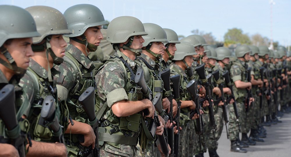 O comandante do Exército Brasileiro, general Eduardo Villas Bôas, declarou nesta terça-feira (23) que uma intervenção militar no país seria um "enorme retrocesso"; para ele, o pedido de intervenção é sinal que o país tem problemas e que o Brasil está a "caminho de uma fragmentação"
(Foto: Charles Nisz)
O comandante do Exército Brasileiro, general Eduardo Villas Bôas, declarou nesta terça-feira (23) que uma intervenção militar no país seria um "enorme retrocesso"; para ele, o pedido de intervenção é sinal que o país tem problemas e que o Brasil está a "caminho de uma fragmentação"