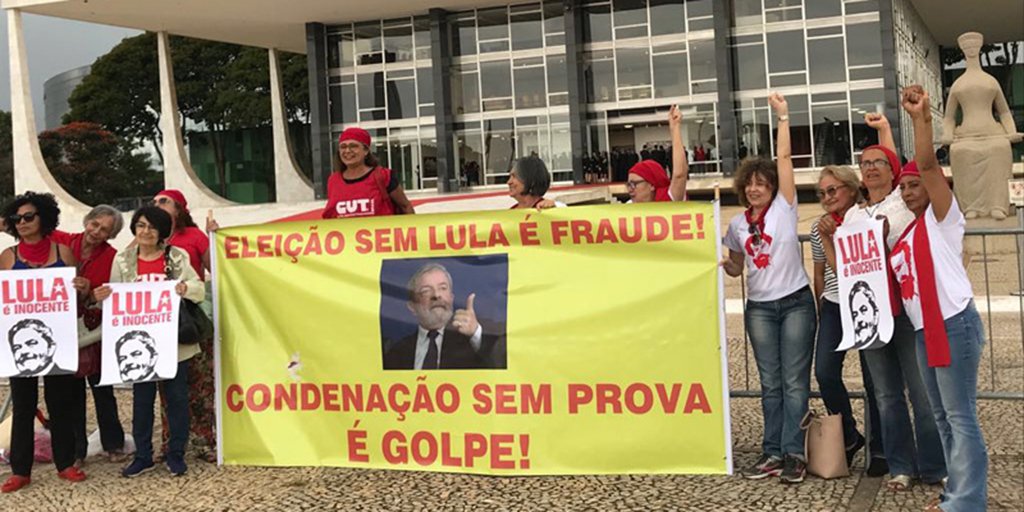 Um grupo de mulheres fizeram uma manifestação em frente do STF contra a condenação sem provas do ex-presidente Lula pelo TRF4, sediado em Porto Alegre; segundo o manifesto das “Mulheres Com Lula”, tem havido uma recorrente violação do Estado Democrático de Direito, com ações arbitrárias praticadas contra Lula e sua família; “Protestamos conscientes de não haver qualquer prova de cometimento de crime pelo ex-presidente, mas apenas iniciativas precárias e recorrentes de obter sua condenação a qualquer custo”, diz o texto. (Foto: Leonardo Lucena) Um grupo de mulheres fizeram uma manifestação em frente do STF contra a condenação sem provas do ex-presidente Lula pelo TRF4, sediado em Porto Alegre; segundo o manifesto das “Mulheres Com Lula”, tem havido uma recorrente violação do Estado Democrático de Direito, com ações arbitrárias praticadas contra Lula e sua família; “Protestamos conscientes de não haver qualquer prova de cometimento de crime pelo ex-presidente, mas apenas iniciativas precárias e recorrentes de obter sua condenação a qualquer custo”, diz o texto.