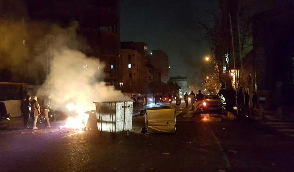 Manifestante disparou e matou um policial durante manifestações no Irã, informou a polícia nesta segunda-feira, a primeira fatalidade relatada entre as forças de segurança que tentam conter os protestos que desafiam a liderança religiosa do país; manifestações continuaram pelo quinto dia, depois de 13 pessoas serem mortas no domingo na pior onda de protestos desde 2009; assassinato do policial aconteceu quando um manifestante abriu fogo com um rifle de caça na cidade central de Najafabad (Foto: Paulo Emílio) Manifestante disparou e matou um policial durante manifestações no Irã, informou a polícia nesta segunda-feira, a primeira fatalidade relatada entre as forças de segurança que tentam conter os protestos que desafiam a liderança religiosa do país; manifestações continuaram pelo quinto dia, depois de 13 pessoas serem mortas no domingo na pior onda de protestos desde 2009; assassinato do policial aconteceu quando um manifestante abriu fogo com um rifle de caça na cidade central de Najafabad