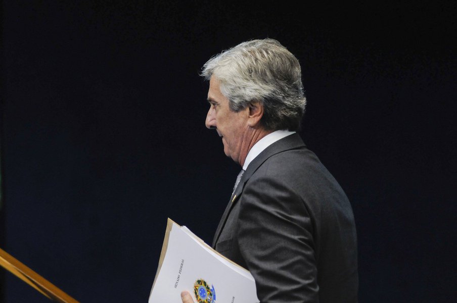 Em discurso na Tribuna, o senador Fernando Collor de Mello (PTC/AL) apresentou as diretrizes de sua pré-candidatura à Presidência da República e defendeu que é chegado o momento de o extremismo se afastar de vez da política brasileira, fazendo renascer na população o sentimento de esperança e de otimismo em um Brasil melhor; Collor também afirmou que a sua pré-candidatura é a retomada de uma missão pelo país, com novo acordo com a sociedade; "Isso só será possível com planejamento e com sólido programa social que seja tecnicamente recomendável, politicamente viável e socialmente aceito”, disse (Foto: Voney Malta) Em discurso na Tribuna, o senador Fernando Collor de Mello (PTC/AL) apresentou as diretrizes de sua pré-candidatura à Presidência da República e defendeu que é chegado o momento de o extremismo se afastar de vez da política brasileira, fazendo renascer na população o sentimento de esperança e de otimismo em um Brasil melhor; Collor também afirmou que a sua pré-candidatura é a retomada de uma missão pelo país, com novo acordo com a sociedade; "Isso só será possível com planejamento e com sólido programa social que seja tecnicamente recomendável, politicamente viável e socialmente aceito”, disse