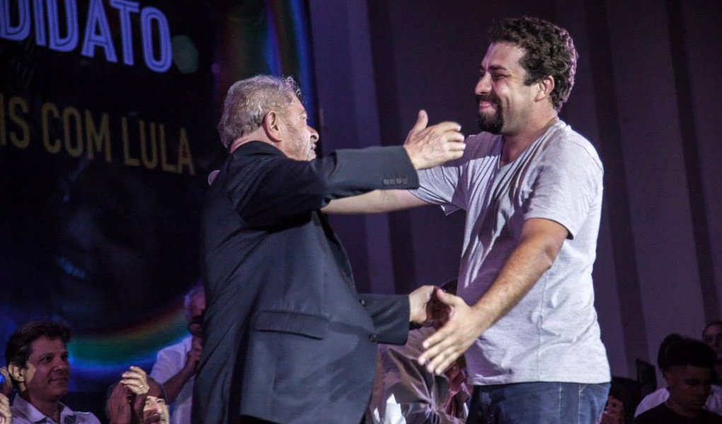 Líder do MTST e especulado como presidenciável do Psol, Guilherme Boulos foi ao ato em apoio ao ex-presidente Lula em São Paulo e TAMBÉM afirmou que o petista sofre uma perseguição judicial "infame" e merece todo apoio; "O lugar de quem é de esquerda, concorde ou não com Lula, é defender o seu direito de ser candidato"; Boulos acrescentou o "nosso dever democrático é tomar as ruas no dia 24"; "Não adianta a polícia do Alckmin dizer que não vamos fazer manifestação, porque nós vamos. Conte com o MTST" (Foto: Leonardo Lucena) Líder do MTST e especulado como presidenciável do Psol, Guilherme Boulos foi ao ato em apoio ao ex-presidente Lula em São Paulo e TAMBÉM afirmou que o petista sofre uma perseguição judicial "infame" e merece todo apoio; "O lugar de quem é de esquerda, concorde ou não com Lula, é defender o seu direito de ser candidato"; Boulos acrescentou o "nosso dever democrático é tomar as ruas no dia 24"; "Não adianta a polícia do Alckmin dizer que não vamos fazer manifestação, porque nós vamos. Conte com o MTST"