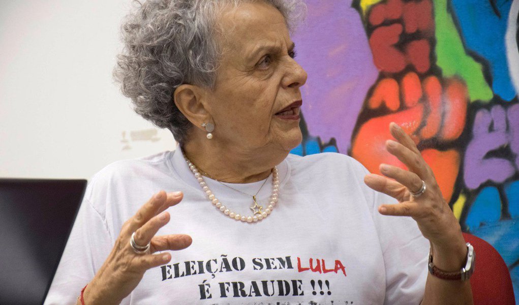 "Querem retirar do presidente Lula a possibilidade de ele ser candidato. Nós, mulheres, não permitiremos", disse a ex-ministra, que comandou a secretaria de Políticas para Mulheres no governo Dilma, pasta criada pelo petista; ato de mulheres em defesa de Lula será no dia 23; assista ao vídeo (Foto: Gisele Federicce) "Querem retirar do presidente Lula a possibilidade de ele ser candidato. Nós, mulheres, não permitiremos", disse a ex-ministra, que comandou a secretaria de Políticas para Mulheres no governo Dilma, pasta criada pelo petista; ato de mulheres em defesa de Lula será no dia 23; assista ao vídeo