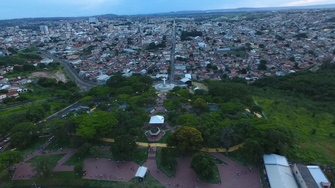 O Atlas da Violência 2017 - estudo realizado pelo Instituto de Pesquisa Econômica Aplicada (Ipea) - aponta dois municípios mineiros entre os dez mais pacíficos do Brasil; Araxá, no Território Triângulo Sul, é o quinto colocado com 6 homicídios/100 mil habitantes, enquanto Conselheiro Lafaiete, no Território Vertentes, aparece na nona colocação, taxa de 8 mortes violentas/100 mil habitantes (Foto: Charles Nisz) O Atlas da Violência 2017 - estudo realizado pelo Instituto de Pesquisa Econômica Aplicada (Ipea) - aponta dois municípios mineiros entre os dez mais pacíficos do Brasil; Araxá, no Território Triângulo Sul, é o quinto colocado com 6 homicídios/100 mil habitantes, enquanto Conselheiro Lafaiete, no Território Vertentes, aparece na nona colocação, taxa de 8 mortes violentas/100 mil habitantes