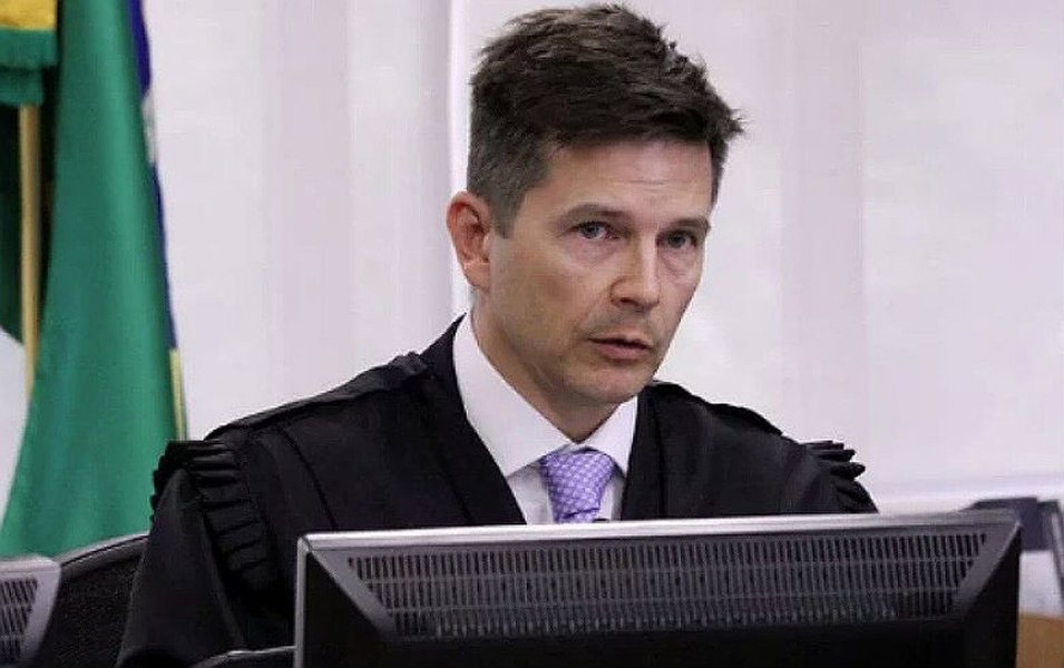 Desembargador do TRF-4 interveio para colocar julgamento do recurso do ex-presidente Lula sobre o tríplex do Guarujá à frente de 237 processos que já estavam à espera de revisão pelo Tribunal; justificativa citada por Poulsen não tem amparo legal (Foto: Charles Nisz) Desembargador do TRF-4 interveio para colocar julgamento do recurso do ex-presidente Lula sobre o tríplex do Guarujá à frente de 237 processos que já estavam à espera de revisão pelo Tribunal; justificativa citada por Poulsen não tem amparo legal
