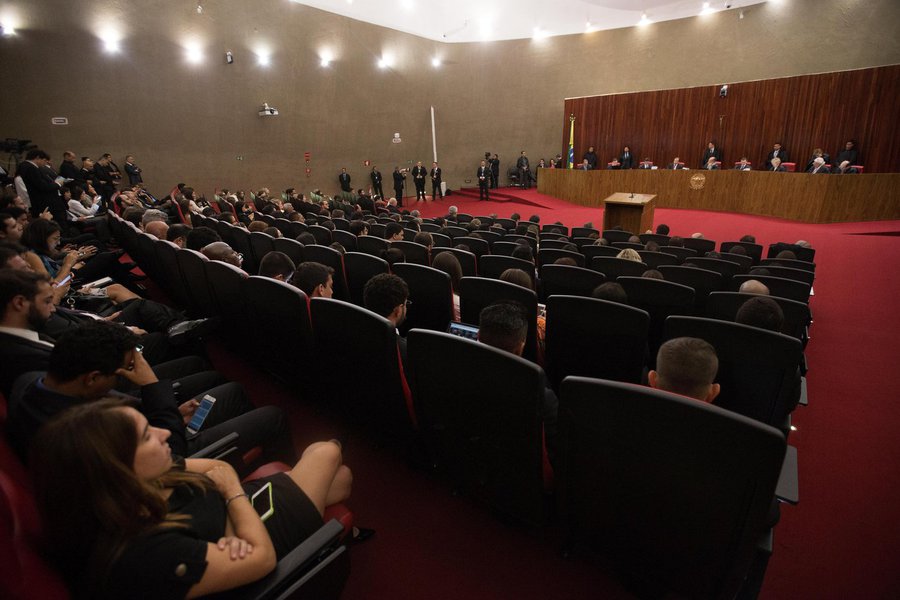 O Tribunal Superior Eleitoral (TSE) terá membros de sua composição substituídos e a expectativa é de que os novos ministros que vão passar a compor a corte atuem de acordo com um perfil mais "linha-dura"; Rosa Weber, Luis Roberto Barroso e Edson Fachin serão os três ministros do STF no TSE no período eleitoral; nomeados para o Supremo pela presidente deposta Dilma Rousseff, pode caber a essa composição julgar possível processo sobre a participação do ex-presidente Lula nas eleições; Como ministros substitutos do TSE, Barroso e Fachin participaram, em maio de 2017, do julgamento que determinou a cassação do então governador do Amazonas, José Melo (Pros) (Foto: Aquiles Lins) O Tribunal Superior Eleitoral (TSE) terá membros de sua composição substituídos e a expectativa é de que os novos ministros que vão passar a compor a corte atuem de acordo com um perfil mais "linha-dura"; Rosa Weber, Luis Roberto Barroso e Edson Fachin serão os três ministros do STF no TSE no período eleitoral; nomeados para o Supremo pela presidente deposta Dilma Rousseff, pode caber a essa composição julgar possível processo sobre a participação do ex-presidente Lula nas eleições; Como ministros substitutos do TSE, Barroso e Fachin participaram, em maio de 2017, do julgamento que determinou a cassação do então governador do Amazonas, José Melo (Pros)