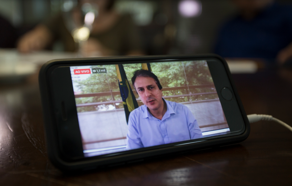 Em bate-papo com internautas via Facebook neta terça-feira (6), o governador Camilo Santana (PT) anunciou que vai convocar o restante dos aprovados no último concurso da Polícia Militar, completando os 5 mil previstos no edital. Até o momento, 4.200 foram convocados, sendo que 2.800 já realizam o patrulhamento nas ruas e o restante está em formação. “Tenho me dedicado desde que assumi o governo, dado prioridade para garantir um Ceará melhor para nós. Saibam que eu continuarei lutando, seja quem for o presidente, quem for situação ou oposição. Estamos vivendo uma crise econômica, mas somos o estado que mais investiu em segurança pública”, disse (Foto: Rodrigo Rocha) Em bate-papo com internautas via Facebook neta terça-feira (6), o governador Camilo Santana (PT) anunciou que vai convocar o restante dos aprovados no último concurso da Polícia Militar, completando os 5 mil previstos no edital. Até o momento, 4.200 foram convocados, sendo que 2.800 já realizam o patrulhamento nas ruas e o restante está em formação. “Tenho me dedicado desde que assumi o governo, dado prioridade para garantir um Ceará melhor para nós. Saibam que eu continuarei lutando, seja quem for o presidente, quem for situação ou oposição. Estamos vivendo uma crise econômica, mas somos o estado que mais investiu em segurança pública”, disse