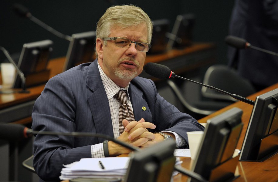 O deputado federal Marco Maia (PT-RS) manifestou seu total apoio ao ex-presidente Lula, após a pesquisa Datafolha apontar o petista na liderança isolada nas intenções de votos, mesmo após a condenação sem provas no processo envolvendo o triplex no Guarujá (SP); "Comoção popular faz Lula disparar na pesquisa. Os brasileiros reagem rápido contra as injustiças", escreveu Maia no Twitter; "Mesmo depois do golpe e da tentativa de tirá-lo da eleição Lula continua imbatível!!", afirmou (Foto: Leonardo Lucena) O deputado federal Marco Maia (PT-RS) manifestou seu total apoio ao ex-presidente Lula, após a pesquisa Datafolha apontar o petista na liderança isolada nas intenções de votos, mesmo após a condenação sem provas no processo envolvendo o triplex no Guarujá (SP); "Comoção popular faz Lula disparar na pesquisa. Os brasileiros reagem rápido contra as injustiças", escreveu Maia no Twitter; "Mesmo depois do golpe e da tentativa de tirá-lo da eleição Lula continua imbatível!!", afirmou