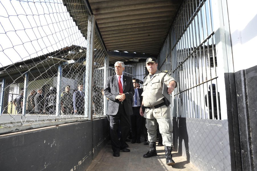 A mais alta autoridade do Poder Judiciário de Goiás, o presidente do Tribunal de Justiça, Gilberto Marques, concorda com a defesa do governador Marconi Perillo de que a crise no sistema prisional brasileiro só caminhará para a solução se a União assumir sua efetiva responsabilidade para com o setor; “Apesar de ser incumbência do Governo Estadual, não podemos culpá-lo. É uma responsabilidade que deveria ser da União, que tem força e recursos para assumir o sistema prisional. O Estado não tem condições de assumir sozinho esse papel”, disse o presidente do TJ (Foto: José Barbacena) A mais alta autoridade do Poder Judiciário de Goiás, o presidente do Tribunal de Justiça, Gilberto Marques, concorda com a defesa do governador Marconi Perillo de que a crise no sistema prisional brasileiro só caminhará para a solução se a União assumir sua efetiva responsabilidade para com o setor; “Apesar de ser incumbência do Governo Estadual, não podemos culpá-lo. É uma responsabilidade que deveria ser da União, que tem força e recursos para assumir o sistema prisional. O Estado não tem condições de assumir sozinho esse papel”, disse o presidente do TJ