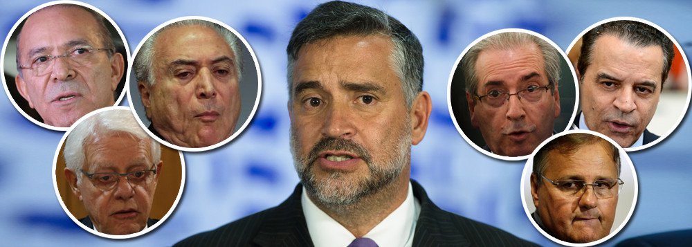 Em seu perfil no Twitter, o deputado federal Paulo Pimenta (PT-RS) criticou a intervenção federal no Rio de Janeiro e pediu a renúncia de Michel Temer; "Um chefe de quadrilha não tem autoridade moral para chefiar um País, muito menos de coordenar uma ação necessária e urgente de combate ao crime organizado. Temer deveria renunciar imediatamente, permitir que as eleições fossem antecipadas e repactuar o Brasil com eleições gerais", escreveu o parlamentar (Foto: Charles Nisz) Em seu perfil no Twitter, o deputado federal Paulo Pimenta (PT-RS) criticou a intervenção federal no Rio de Janeiro e pediu a renúncia de Michel Temer; "Um chefe de quadrilha não tem autoridade moral para chefiar um País, muito menos de coordenar uma ação necessária e urgente de combate ao crime organizado. Temer deveria renunciar imediatamente, permitir que as eleições fossem antecipadas e repactuar o Brasil com eleições gerais", escreveu o parlamentar
