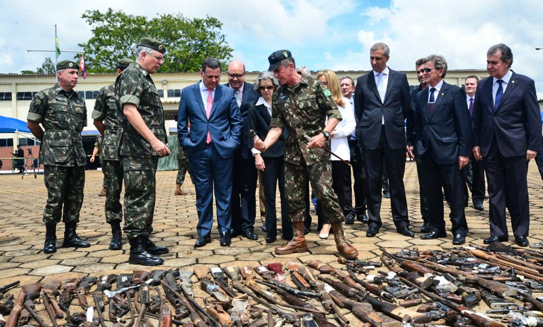 O governador Marconi Perillo, o vice-governador Zé Eliton e a presidente do Supremo Tribunal Federal (STF), ministra Cármen Lúcia, acompanharam, nesta sexta-feira, 09, no Comando de Operações Especiais do Exército, em Goiânia, a destruição de armas que estavam sob o poder do Judiciário goiano; presidente do Tribunal de Justiça do Estado de Goiás (TJ-GO), desembargador Gilberto Marques; procurador-geral de Justiça, Benedito Torres; e o secretário de Segurança Pública, Ricardo Balestreri, também acompanharam a ação; a destruição das 25.039 armas pelo Exército atende à determinação da ministra que, em visita a Goiânia no dia 08 de janeiro, determinou "a rápida apreensão de todas as armas que estão em poder de juízes de comarcas e de fóruns" (Foto: José Barbacena) O governador Marconi Perillo, o vice-governador Zé Eliton e a presidente do Supremo Tribunal Federal (STF), ministra Cármen Lúcia, acompanharam, nesta sexta-feira, 09, no Comando de Operações Especiais do Exército, em Goiânia, a destruição de armas que estavam sob o poder do Judiciário goiano; presidente do Tribunal de Justiça do Estado de Goiás (TJ-GO), desembargador Gilberto Marques; procurador-geral de Justiça, Benedito Torres; e o secretário de Segurança Pública, Ricardo Balestreri, também acompanharam a ação; a destruição das 25.039 armas pelo Exército atende à determinação da ministra que, em visita a Goiânia no dia 08 de janeiro, determinou "a rápida apreensão de todas as armas que estão em poder de juízes de comarcas e de fóruns"