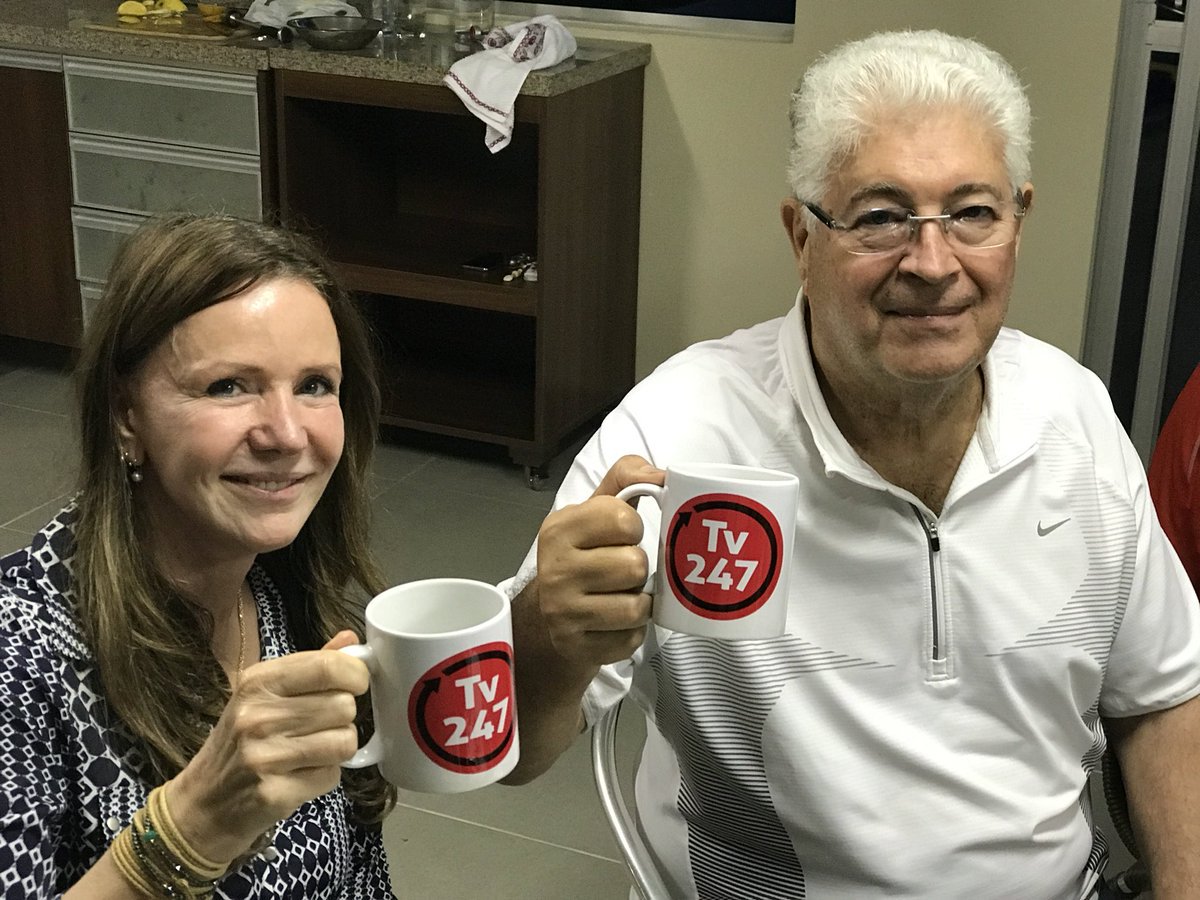 O senador Roberto Requião (MDB-PR) postou neste sábado 6, em seu Twitter, uma foto em que faz um brinde com a senadora Vanessa Grazziotin (PCdoB-AM) com a caneca da TV 247, que está à venda no Mercado Livre (Foto: Gisele Federicce) O senador Roberto Requião (MDB-PR) postou neste sábado 6, em seu Twitter, uma foto em que faz um brinde com a senadora Vanessa Grazziotin (PCdoB-AM) com a caneca da TV 247, que está à venda no Mercado Livre