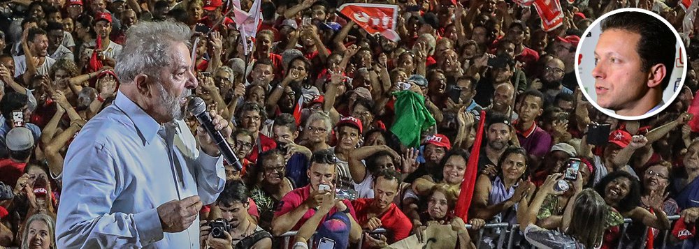 Prestes a ser julgado pelo TRF-4, em Porto Alegre, o ex-presidente Luiz Inácio Lula da Silva definiu que a próxima etapa de sua caravana começará pelo Rio Grande do Sul e passará também por Santa Catarina e Paraná, os outros dois estados da Região Sul; as viagens ocorrerão em fevereiro, mesmo após eventual condenação de Lula; em nota, o PT defendeu manifestações pacíficas e condenou o autoritarismo do prefeito Nelson Marchezan Júnior, que pediu apoio do Exército contra uma manifestação que pede a volta da democracia no Brasil (Foto: Leonardo Attuch) Prestes a ser julgado pelo TRF-4, em Porto Alegre, o ex-presidente Luiz Inácio Lula da Silva definiu que a próxima etapa de sua caravana começará pelo Rio Grande do Sul e passará também por Santa Catarina e Paraná, os outros dois estados da Região Sul; as viagens ocorrerão em fevereiro, mesmo após eventual condenação de Lula; em nota, o PT defendeu manifestações pacíficas e condenou o autoritarismo do prefeito Nelson Marchezan Júnior, que pediu apoio do Exército contra uma manifestação que pede a volta da democracia no Brasil
