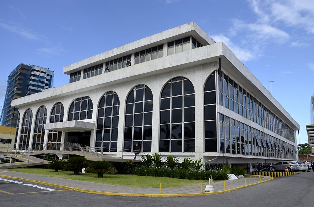 O Ministério Público de Alagoas (MP/AL) instaurou procedimento preparatório de inquérito para apurar a denúncia sobre uma funcionária do Tribunal de Contas do Estado (TCE) que continuou “recebendo” aposentadoria paga pelo órgão por mais de dois anos mesmo após o seu falecimento, ocorrido em 2015; informações já foram solicitadas ao Tribunal de Contas e as respostas devem ser entregues esta semana para que o caso tenha encaminhamento (Foto: Voney Malta) O Ministério Público de Alagoas (MP/AL) instaurou procedimento preparatório de inquérito para apurar a denúncia sobre uma funcionária do Tribunal de Contas do Estado (TCE) que continuou “recebendo” aposentadoria paga pelo órgão por mais de dois anos mesmo após o seu falecimento, ocorrido em 2015; informações já foram solicitadas ao Tribunal de Contas e as respostas devem ser entregues esta semana para que o caso tenha encaminhamento