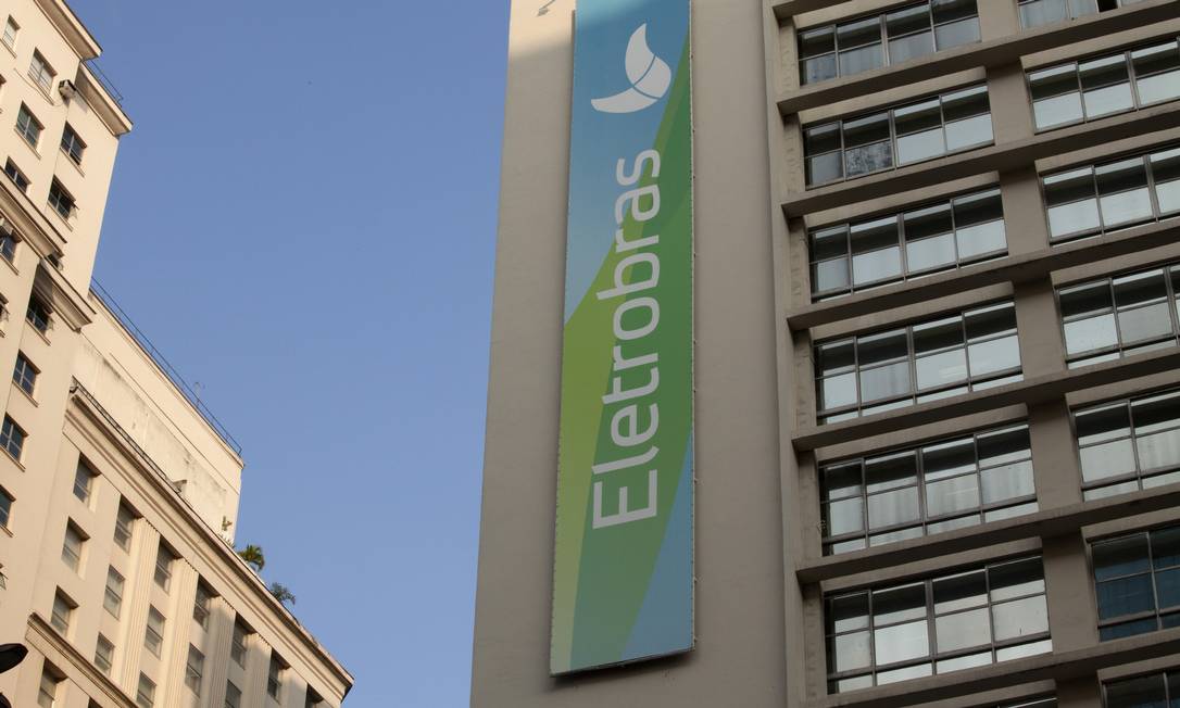 Cloviomar Caranine, economista do Dieese, diz que há uma ofensiva das empresas sobre setores públicos, decorrente do excesso de liquidez financeira, uma busca do setor privado em converter dinheiro em bens; a busca por empresas públicas, segundo Caranine, tem uma razão óbvia: elas são lucrativas; entre 2002 e 2016, as empresas públicas federais retornaram em média R$ 19 bilhões ao ano em dividendos, desfazendo o mito que a iniciativa privada seja mais eficiente (Foto: Charles Nisz) Cloviomar Caranine, economista do Dieese, diz que há uma ofensiva das empresas sobre setores públicos, decorrente do excesso de liquidez financeira, uma busca do setor privado em converter dinheiro em bens; a busca por empresas públicas, segundo Caranine, tem uma razão óbvia: elas são lucrativas; entre 2002 e 2016, as empresas públicas federais retornaram em média R$ 19 bilhões ao ano em dividendos, desfazendo o mito que a iniciativa privada seja mais eficiente