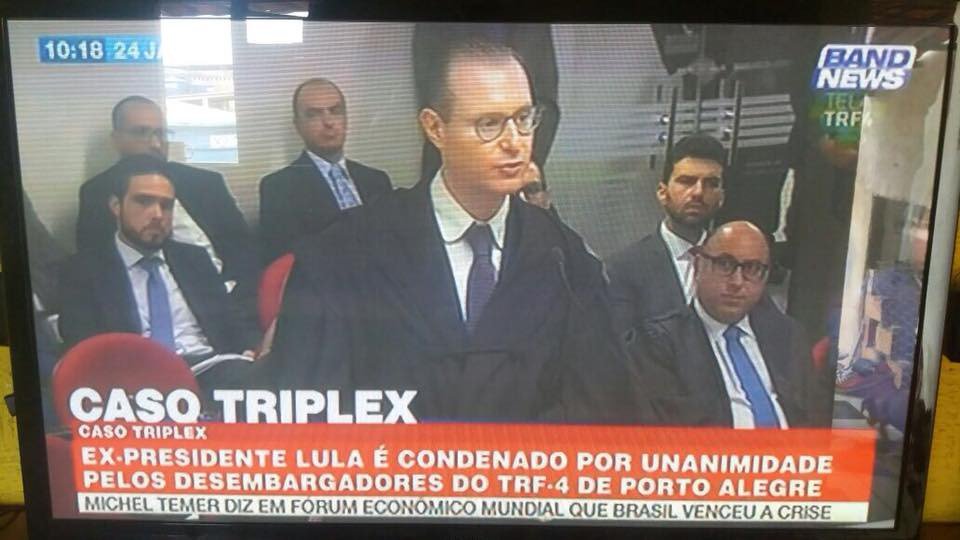 Como soube a Band News que o placar seria 3 x 0 pela condenação do petista? Houve o vazamento do 'voto corporativo' da 8ª Turma do TRF4, como denunciou a presidenta nacional do PT? (Foto: Esmael Morais) Como soube a Band News que o placar seria 3 x 0 pela condenação do petista? Houve o vazamento do 'voto corporativo' da 8ª Turma do TRF4, como denunciou a presidenta nacional do PT?