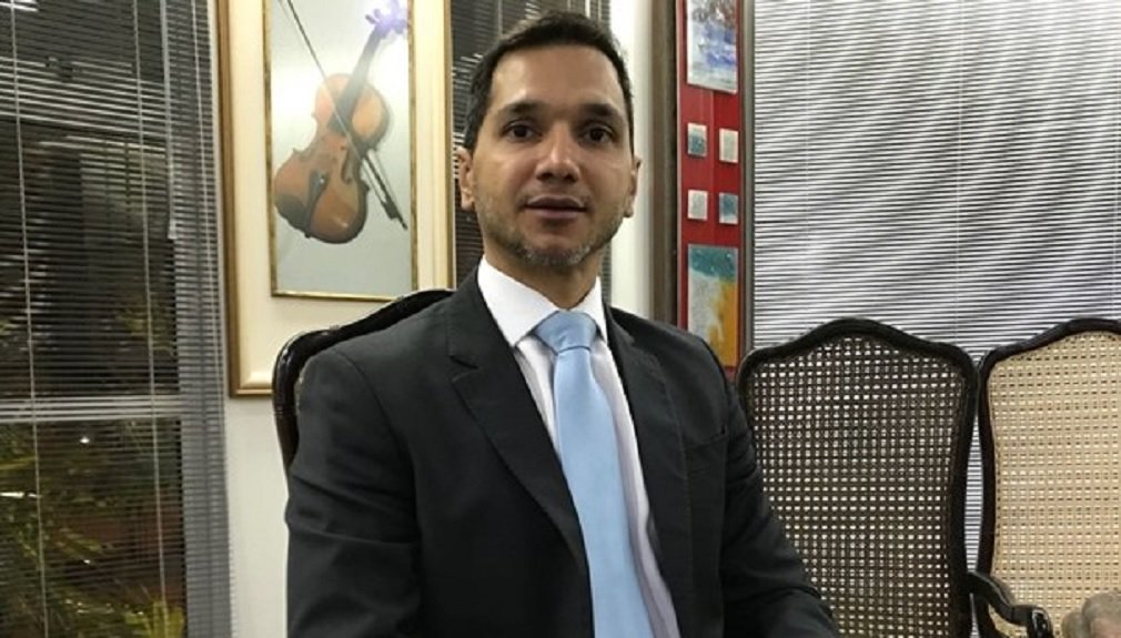 Advogado Pedro Paulo de Medeiros surge como a aposta de três grupos para desbancar o atual presidente da OAB-GO, Lúcio Flávio Paiva; "Para convergir, tivemos que encontrar o que nos unia. E o que nos une é o interesse de ver a Ordem sendo administrada para os advogados, e não para os interesses pessoais de um grupo”; Gastos estratosféricos com publicidade, fazendo propaganda da OAB como se fosse uma mercadoria, uma loja de departamentos que precisa aparecer para vender serviços”, disse o advogado em referência à atual gestão (Foto: José Barbacena) Advogado Pedro Paulo de Medeiros surge como a aposta de três grupos para desbancar o atual presidente da OAB-GO, Lúcio Flávio Paiva; "Para convergir, tivemos que encontrar o que nos unia. E o que nos une é o interesse de ver a Ordem sendo administrada para os advogados, e não para os interesses pessoais de um grupo”; Gastos estratosféricos com publicidade, fazendo propaganda da OAB como se fosse uma mercadoria, uma loja de departamentos que precisa aparecer para vender serviços”, disse o advogado em referência à atual gestão