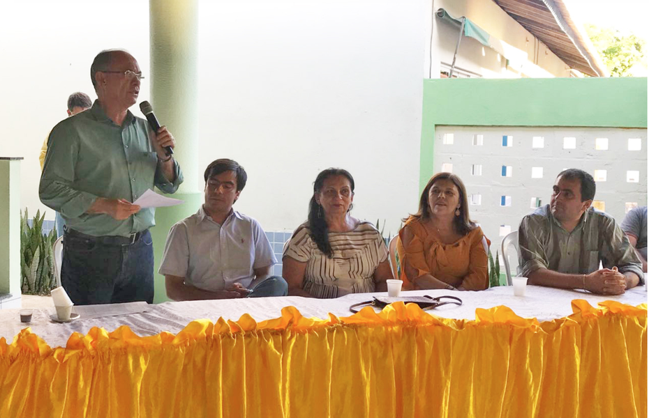Mais de mil famílias dos municípios de Cruz, Paracuru e Crateús foram beneficiadas com o Cartão Mais Infância, projeto do Gabinete da Primeira-Dama do Governo Do Ceará. Os beneficiados receberão R$ 85 mensais até o fim deste ano. “Além do reforço de renda que as famílias recebem, está sendo feito todo o acompanhamento e os pais e mães das famílias beneficiadas vão receber capacitação pelo Estado para que eles possam ter mais opções de emprego e renda”, afirmou o secretário da Casa Civil, Nelson Martins (Foto: Rodrigo Rocha) Mais de mil famílias dos municípios de Cruz, Paracuru e Crateús foram beneficiadas com o Cartão Mais Infância, projeto do Gabinete da Primeira-Dama do Governo Do Ceará. Os beneficiados receberão R$ 85 mensais até o fim deste ano. “Além do reforço de renda que as famílias recebem, está sendo feito todo o acompanhamento e os pais e mães das famílias beneficiadas vão receber capacitação pelo Estado para que eles possam ter mais opções de emprego e renda”, afirmou o secretário da Casa Civil, Nelson Martins