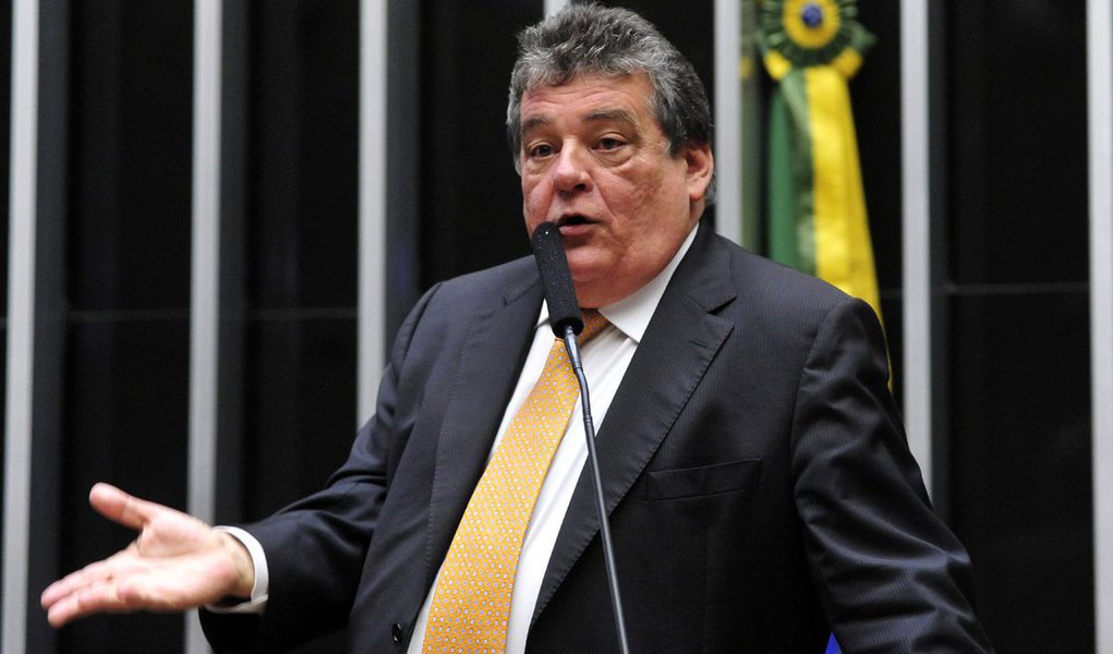 Pré-candidato ao Senado, o deputado federal Sílvio Costa (Avante-PE) defendeu criticou a condenação do ex-presidente Lula pelo TRF4, com sede em Porto Alegre, no processo envolvendo o triplex no Guaruja; o parlamentar afirmou que o petista foi condenado "sem ter sido apresentado uma prova de sua culpa"; o congressista considerou que os três desembargadores julgaram e condenaram o ex-presidente com base em "ilações"; "Não há prova de que o triplex é de Lula" (Foto: Leonardo Lucena) Pré-candidato ao Senado, o deputado federal Sílvio Costa (Avante-PE) defendeu criticou a condenação do ex-presidente Lula pelo TRF4, com sede em Porto Alegre, no processo envolvendo o triplex no Guaruja; o parlamentar afirmou que o petista foi condenado "sem ter sido apresentado uma prova de sua culpa"; o congressista considerou que os três desembargadores julgaram e condenaram o ex-presidente com base em "ilações"; "Não há prova de que o triplex é de Lula"