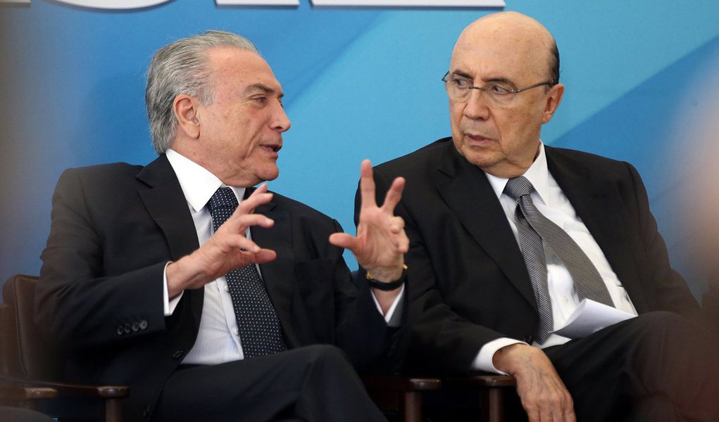 Sem correção há três anos, a tabela do Imposto de Renda Pessoa Física (IRPF) passará mais um ano sem reajuste, segundo a Receita Federal. Para este ano, a faixa de isenção continuará em vigor apenas para quem recebe até R$ 1.903,98; de acordo com cálculos do Sindifisco, defasagem acumulada da tabela do Imposto de Renda entre 1996 e 2017 chega a 88,4%, e ela tivesse sido reposta, a faixa de isenção para o IR seria aplicada para quem ganha até R$ 3.556,56 (Foto: Paulo Emílio) Sem correção há três anos, a tabela do Imposto de Renda Pessoa Física (IRPF) passará mais um ano sem reajuste, segundo a Receita Federal. Para este ano, a faixa de isenção continuará em vigor apenas para quem recebe até R$ 1.903,98; de acordo com cálculos do Sindifisco, defasagem acumulada da tabela do Imposto de Renda entre 1996 e 2017 chega a 88,4%, e ela tivesse sido reposta, a faixa de isenção para o IR seria aplicada para quem ganha até R$ 3.556,56