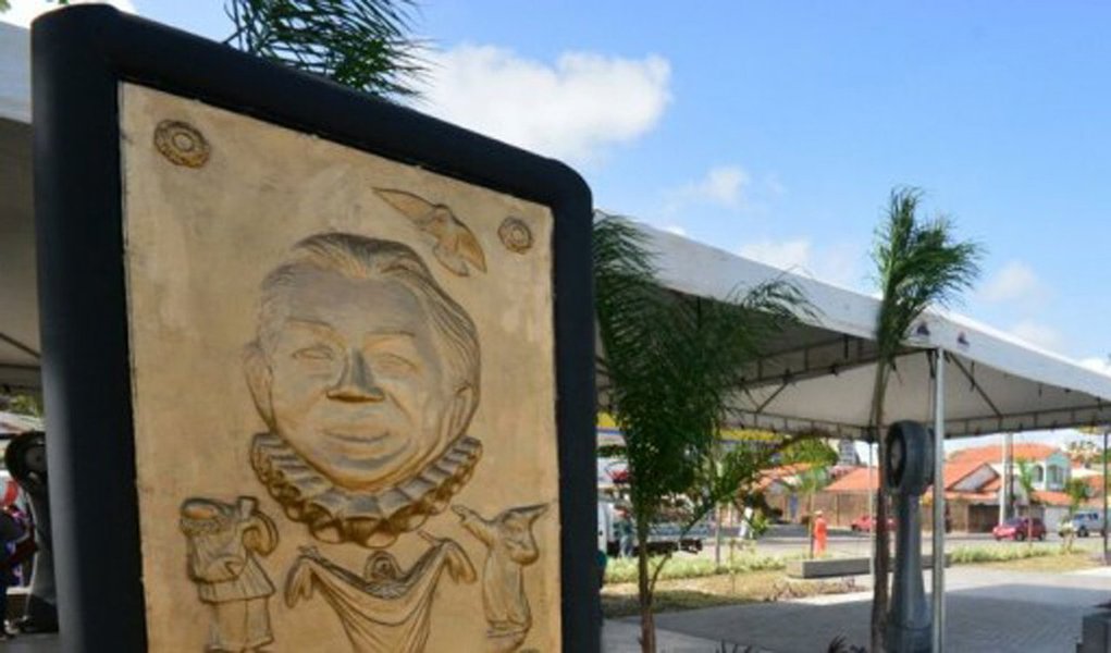 O carnavalesco e artista plástico maranhense João Clemente Jorge Trinta – o Joãosinho Trinta, foi homenageado com a inauguração de uma praça que leva o seu nome e integra o conjunto de equipamentos que vão comportar o Complexo Ferroviário da RFFSA, no centro de São Luís; “O Joãosinho Trinta fez a trajetória profissional dele no Rio de Janeiro. Mas tenho certeza de que o Maranhão sempre esteve presente na sua memória. Ao dar o nome dele a este espaço nós fazemos uma homenagem simbólica a todos os artistas do Carnaval”, afirmou o governador Flávio Dino PCdoB) (Foto: Voney Malta) O carnavalesco e artista plástico maranhense João Clemente Jorge Trinta – o Joãosinho Trinta, foi homenageado com a inauguração de uma praça que leva o seu nome e integra o conjunto de equipamentos que vão comportar o Complexo Ferroviário da RFFSA, no centro de São Luís; “O Joãosinho Trinta fez a trajetória profissional dele no Rio de Janeiro. Mas tenho certeza de que o Maranhão sempre esteve presente na sua memória. Ao dar o nome dele a este espaço nós fazemos uma homenagem simbólica a todos os artistas do Carnaval”, afirmou o governador Flávio Dino PCdoB)