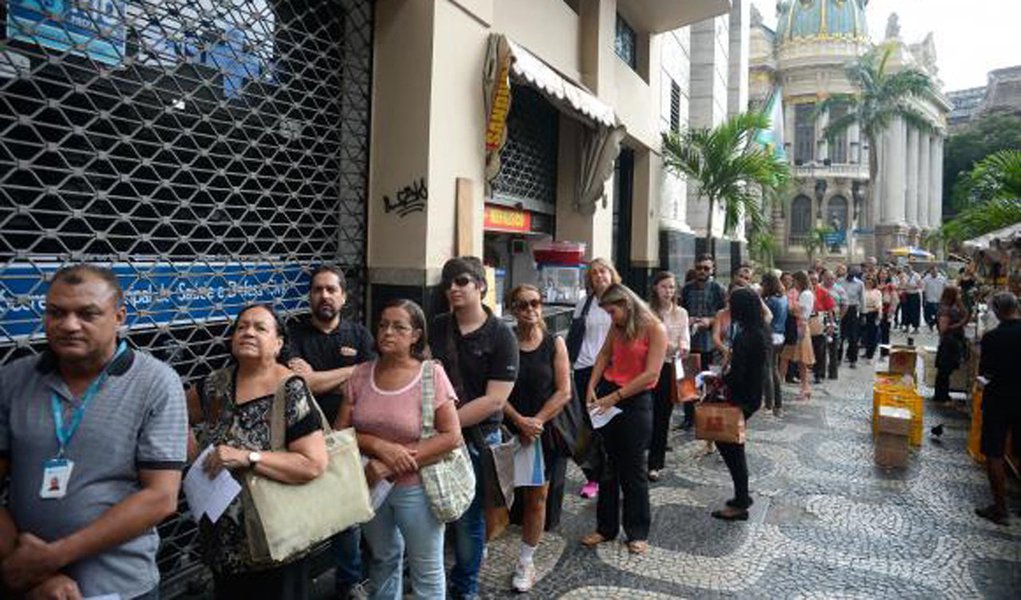 A prefeitura de Petrópolis, na região serrana do Rio, manterá o fornecimento da dose única da vacina contra a febre amarela, 0,5 mililitro (ml), estabelecida pela Organização Mundial da Saúde como proteção contra a doença para a vida toda; ao contrário de outras 15 cidades do estado que terão de fracionar as doses, com proteção por até oito anos, o município não foi convocado para o esquema de fracionamento da vacina (Foto: Charles Nisz) A prefeitura de Petrópolis, na região serrana do Rio, manterá o fornecimento da dose única da vacina contra a febre amarela, 0,5 mililitro (ml), estabelecida pela Organização Mundial da Saúde como proteção contra a doença para a vida toda; ao contrário de outras 15 cidades do estado que terão de fracionar as doses, com proteção por até oito anos, o município não foi convocado para o esquema de fracionamento da vacina