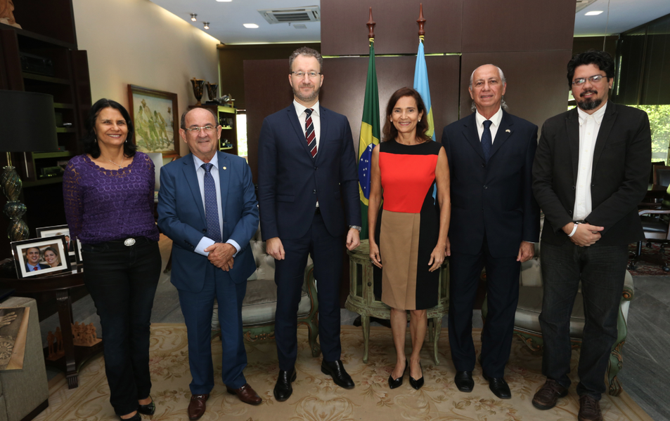 A governadora em exercício do Ceará, Izolda Cela, recebeu nesta quarta (11) o embaixador da Suécia no Brasil, Per-Arne Hjelmborn. O encontro teve como objetivo iniciar diálogos para estreitar relações comerciais e projetar futuras parcerias em políticas sociais. Entre os assuntos discutidos estão ações de sustentabilidade; o investimento em campanhas contra o assédio sexual infantil; novas políticas do Pacto por um Ceará Pacífico; e a possibilidade de investimento sueco para o Centro de Formação Olímpica do Nordeste (CFO) (Foto: Rodrigo Rocha) A governadora em exercício do Ceará, Izolda Cela, recebeu nesta quarta (11) o embaixador da Suécia no Brasil, Per-Arne Hjelmborn. O encontro teve como objetivo iniciar diálogos para estreitar relações comerciais e projetar futuras parcerias em políticas sociais. Entre os assuntos discutidos estão ações de sustentabilidade; o investimento em campanhas contra o assédio sexual infantil; novas políticas do Pacto por um Ceará Pacífico; e a possibilidade de investimento sueco para o Centro de Formação Olímpica do Nordeste (CFO)