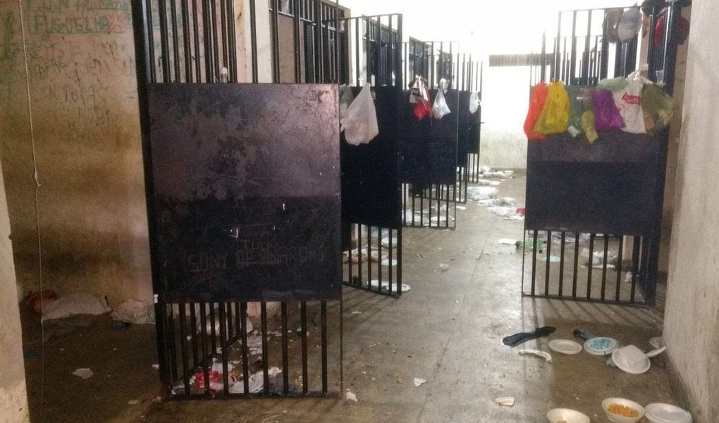 Um conflito entre presos de facções rivais provocou a morte de pelo menos 10 detentos na Cadeia Pública de Itapajé, na manhã desta segunda-feira (29). De acordo com a Secretaria de Justiça do Estado, a rebelião já foi controlada. O crime ocorre apenas dois dias depois da maior chacina do Ceará, em que homens armados invadiram uma festa no bairro Cajazeiras e mataram 14 pessoas (Foto: Rodrigo Rocha) Um conflito entre presos de facções rivais provocou a morte de pelo menos 10 detentos na Cadeia Pública de Itapajé, na manhã desta segunda-feira (29). De acordo com a Secretaria de Justiça do Estado, a rebelião já foi controlada. O crime ocorre apenas dois dias depois da maior chacina do Ceará, em que homens armados invadiram uma festa no bairro Cajazeiras e mataram 14 pessoas