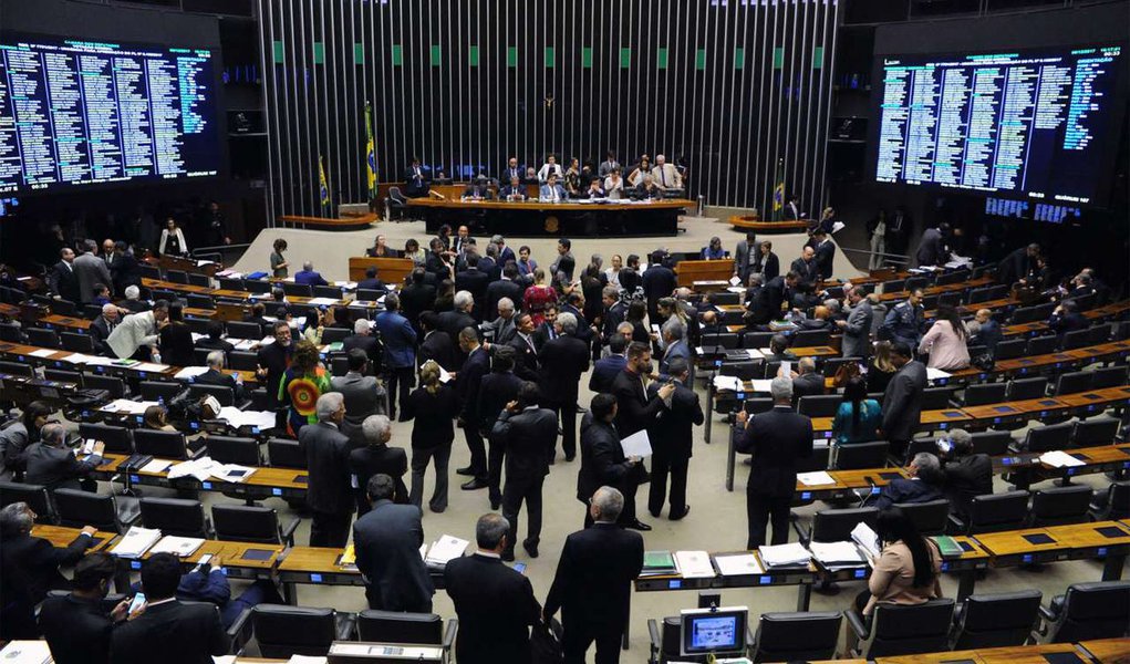 Quarenta e um deputados federais de 14 estados e do Distrito Federal gastaram, em 2017, ao menos R$ 754 mil em dinheiro público na compra de reportagens em sites, blogs, jornais e revistas influentes nas regiões em que foram eleitos; é o que mostra levantamento realizado para The Intercept Brasil pelo marcozero.info, projeto de jornalismo de dados aplicado à política; reportagem de Guilherme Martins, no Intercep Brasil (Foto: Leonardo Lucena) Quarenta e um deputados federais de 14 estados e do Distrito Federal gastaram, em 2017, ao menos R$ 754 mil em dinheiro público na compra de reportagens em sites, blogs, jornais e revistas influentes nas regiões em que foram eleitos; é o que mostra levantamento realizado para The Intercept Brasil pelo marcozero.info, projeto de jornalismo de dados aplicado à política; reportagem de Guilherme Martins, no Intercep Brasil