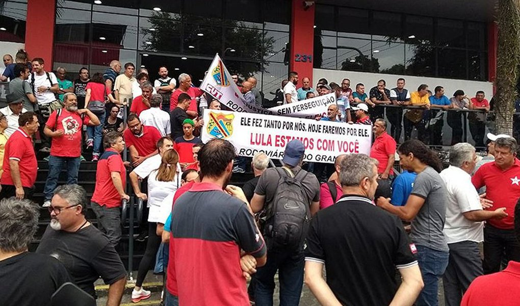 Manifestações em defesa do ex-presidente estão programadas em diversas capitais. Lula acompanha sessão do TRF4 no Sindicato dos Metalúrgicos do ABC, que está tomado por apoiadores (Foto: Aquiles Lins) Manifestações em defesa do ex-presidente estão programadas em diversas capitais. Lula acompanha sessão do TRF4 no Sindicato dos Metalúrgicos do ABC, que está tomado por apoiadores