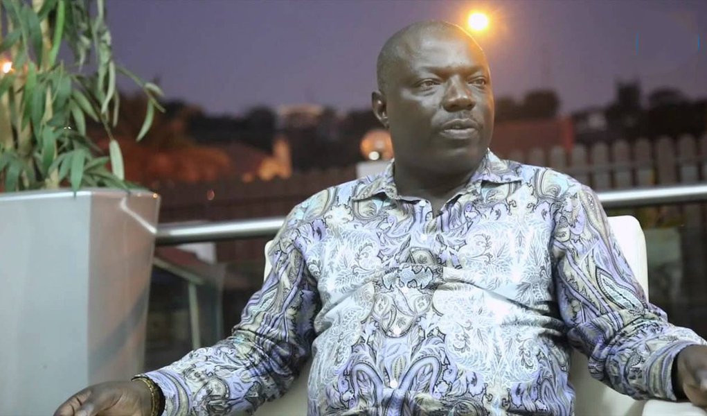 General angolano Bento dos Santos, que é sobrinho do ex-presidente angolano, José Eduardo dos Santos, declarou se sentir vítima de "humilhação pública" em processos favoráveis para ele e declarou que vai processar o Brasil e Portugal para ser indenizado pelos processos judiciais que resultaram em decisões a seu favor; Ministério Público do Brasil e de Portugal suspeitavam que ele chefiava uma rede de tráfico de mulheres para prostituição, além de praticar lavagem de dinheiro, mas acabou liberado das acusações (Foto: Paulo Emílio) General angolano Bento dos Santos, que é sobrinho do ex-presidente angolano, José Eduardo dos Santos, declarou se sentir vítima de "humilhação pública" em processos favoráveis para ele e declarou que vai processar o Brasil e Portugal para ser indenizado pelos processos judiciais que resultaram em decisões a seu favor; Ministério Público do Brasil e de Portugal suspeitavam que ele chefiava uma rede de tráfico de mulheres para prostituição, além de praticar lavagem de dinheiro, mas acabou liberado das acusações